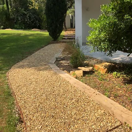 Grande Propriete Avec Piscine Et Terrain De Tennis Prives Les Lecques